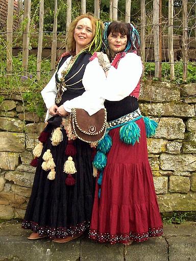 PIC01089.jpg - Heike (Dia Thuraya) und Angelika (Malaika-Latifa) vom Stamm "Nu Ha'Izzah"